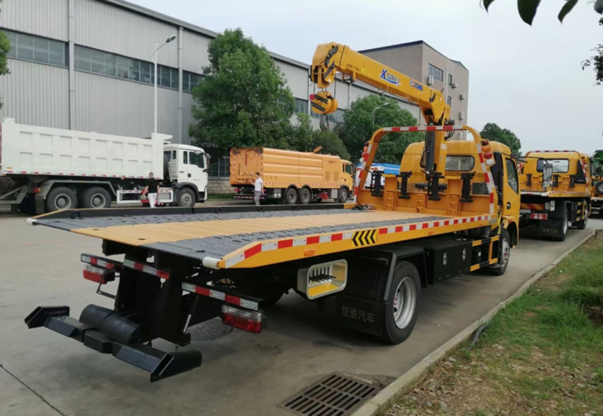 國(guó)六東風(fēng)多利卡平板帶吊清障車(chē)