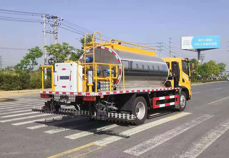 東風(fēng)華神T3 6.3立方智能型瀝青灑布車(chē)