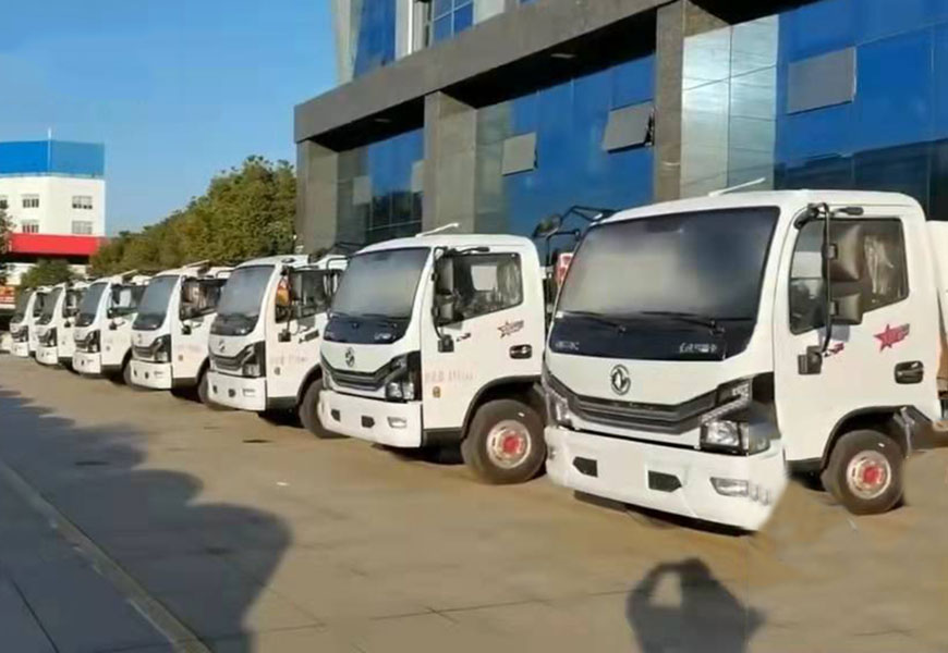 程力集團(tuán)勾臂垃圾車(chē)批量發(fā)車(chē)