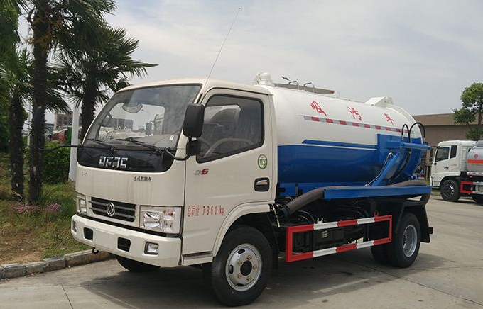 成都客戶文先生不遠(yuǎn)千里在我程力集團(tuán)訂購(gòu)東風(fēng)小多利卡吸污車(chē)